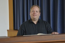 Porträt Mann mit kurzen Haaren und dunklem Hemd