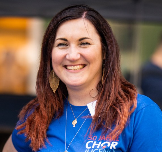 Person mit braunrötlichen Haaren, lachend