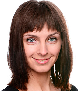 Porträt lächelnde Frau mit braunen, mittellangen Haaren
