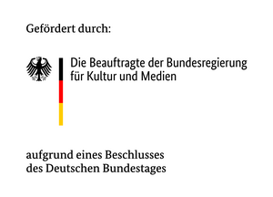 Logo der Beauftragten der Bundesregierung für Kultur und Medien, schwarze Schrift, sehr schmale Deutschlandflagge