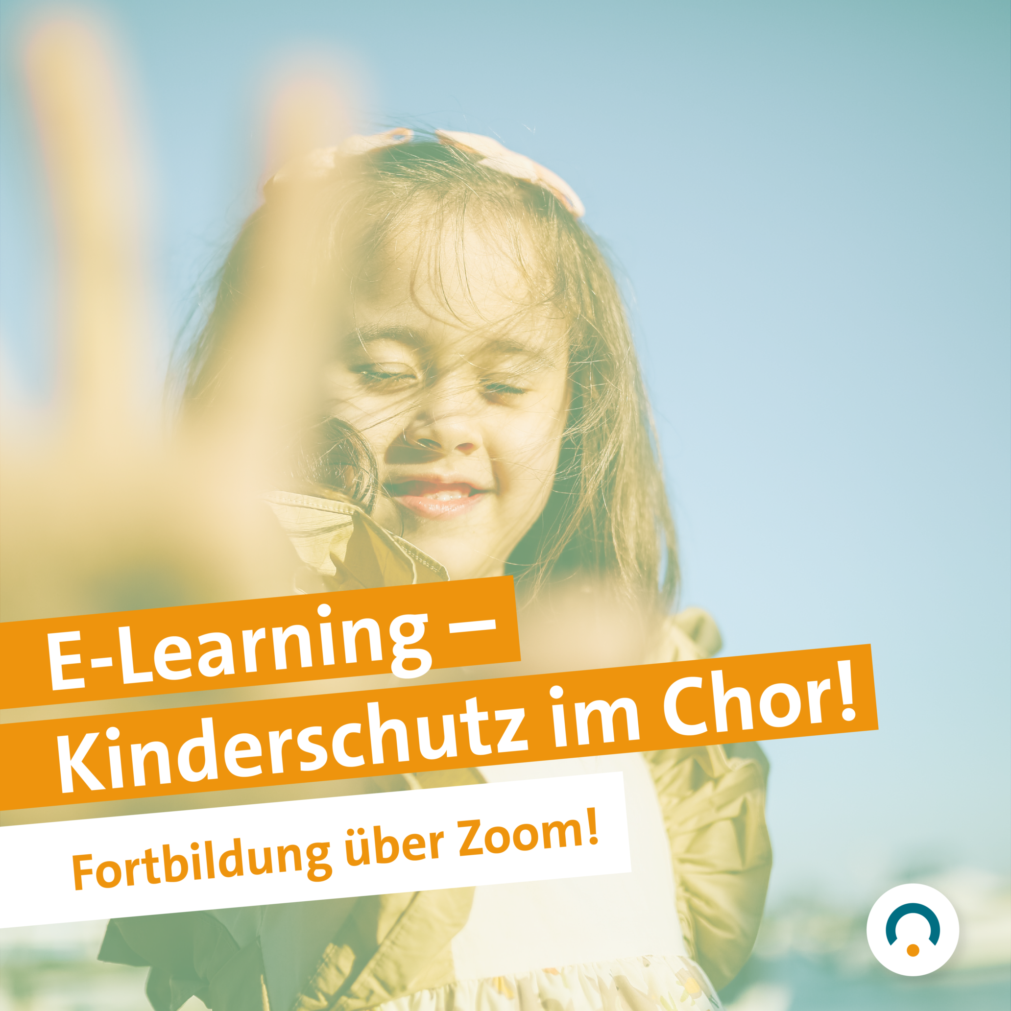Ein lächelndes, braunhaariges Mädchen hält, mit geschlossenen Augen, ihre Handfläche in die Kamera. Orange hervorgehobener Text auf der Grafik: E-Learning – Kinderchutz im Chor! Fortbildung über Zoom!
