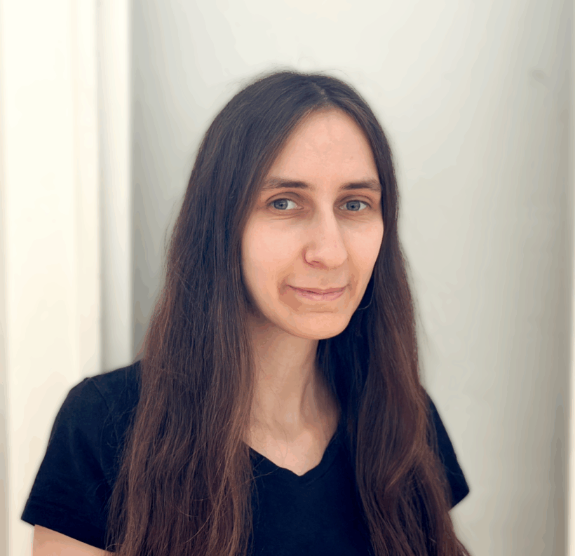 Person mit langen dunkelbraunen Haaren