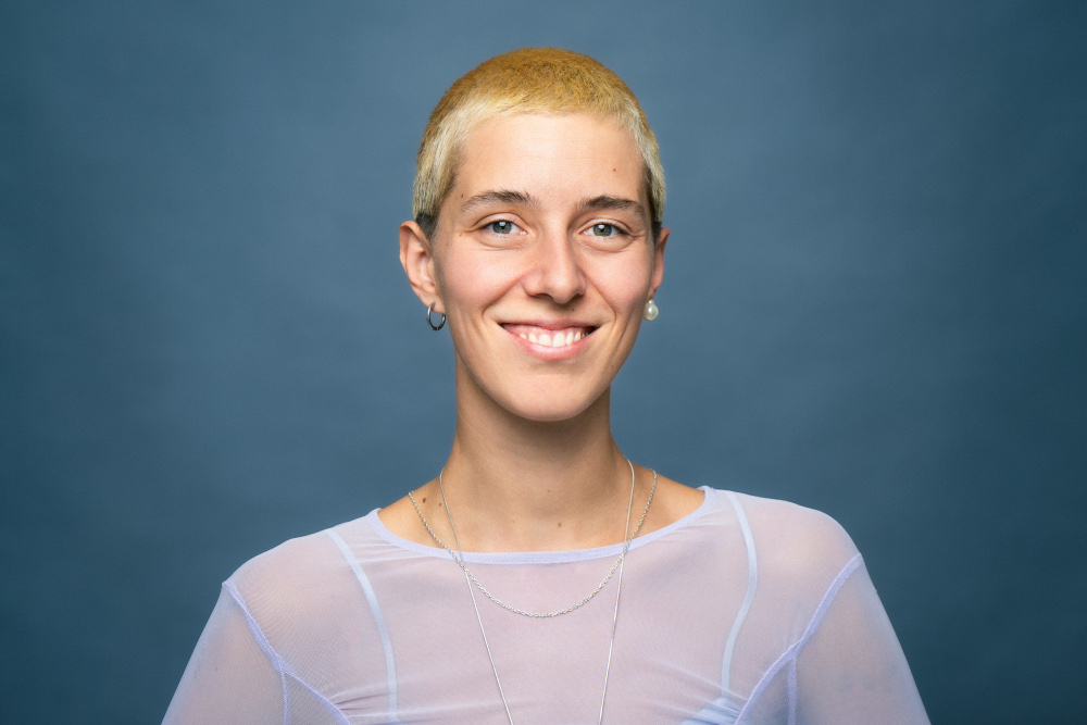 Person mit kurzen blondierten Haaren.