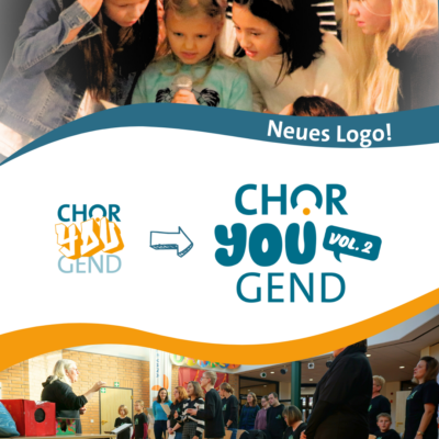 Am oberen Bildrand eine Nahaufnahme von vier Kindern, die sich über ein Blatt Papier beugen. Eines der Kinder hält ein Mikrofon. Darunter steht: "Neues Logo!" Am unteren Bildrand das Foto singender Menschen, die im Halbkreis um eine Chorleiterin stehen in einem sonnigen Raum. Darunter steht: "Was ändert sich?" Dazwischen und das alte Logo des Projekts "ChorYOUgend", rechts daneben ein Pfeil, der auf das neue Logo von "ChorYOUgend - Vol. 2" zeigt.
