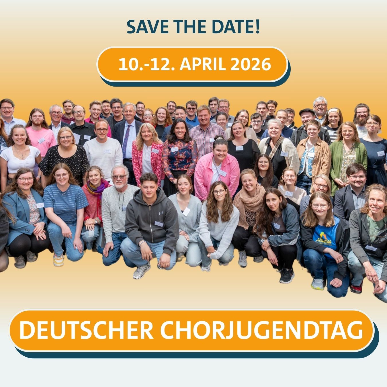 Gruppe von Menschen vor orangenem Hintergrund
