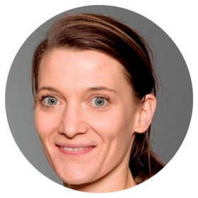 Portrait einer Person mit langen braunen Haaren