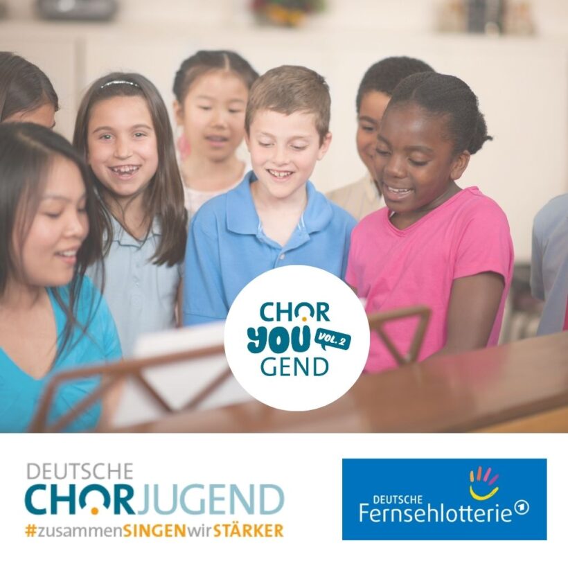 Gruppe von Kindern an einem Klavier