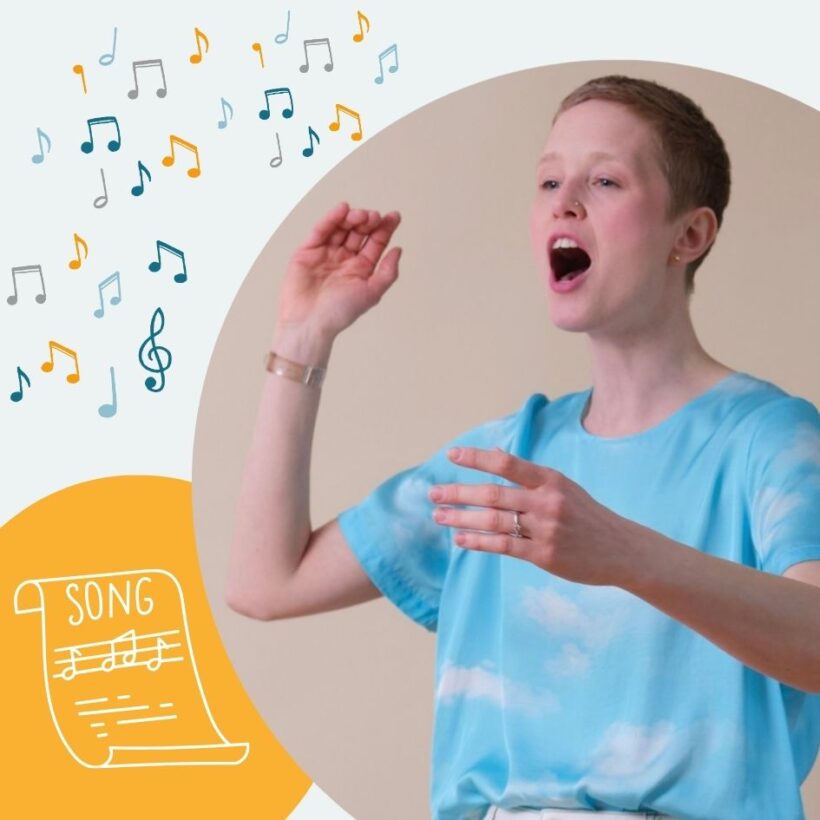 Person mit kurzen Haaren, die Chorleitungs-Geste macht