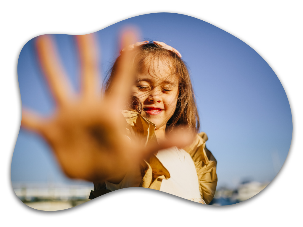 Mädchen mit ausgestreckter Hand mit Geste, die zeigt: Stopp! Bild: pexels.com