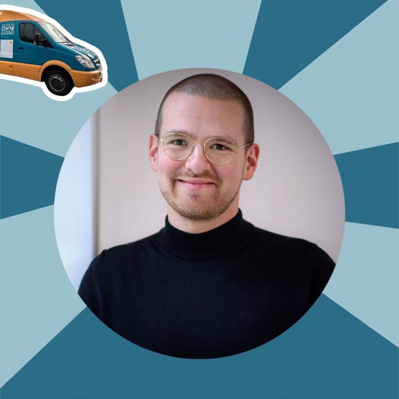 Person mit kurzen Haaren und Brille, daneben ein Foto vom SingBus.