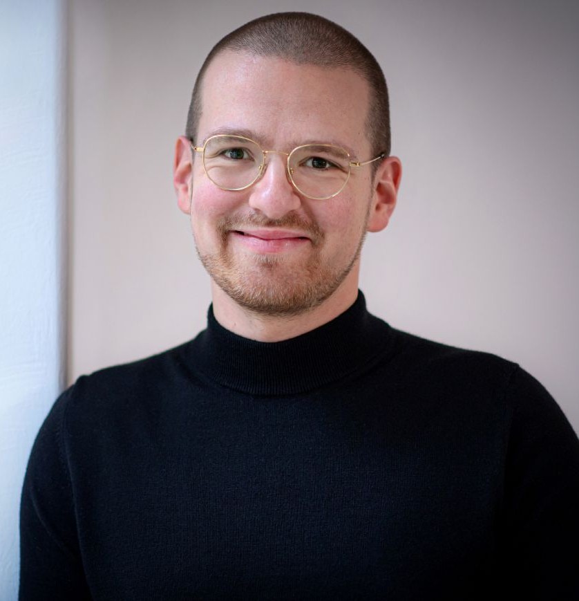 Person mit sehr kurzen Haaren und Brille