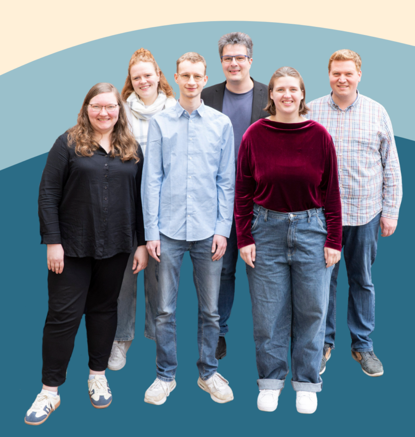 sechs junge Personen vor petrolfarbenem Hintergrund