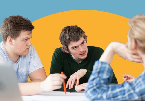 drei Menschen sitzen zusammen und diskutieren