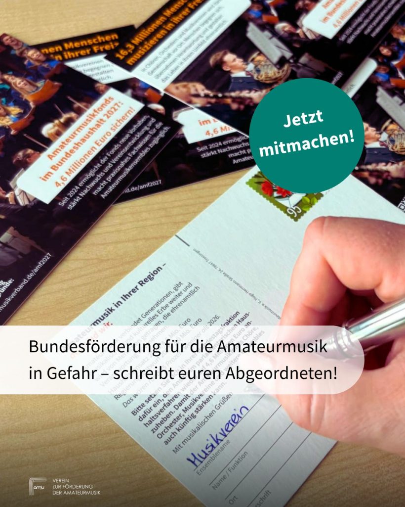 Hand, die auf Postkarte schreibt