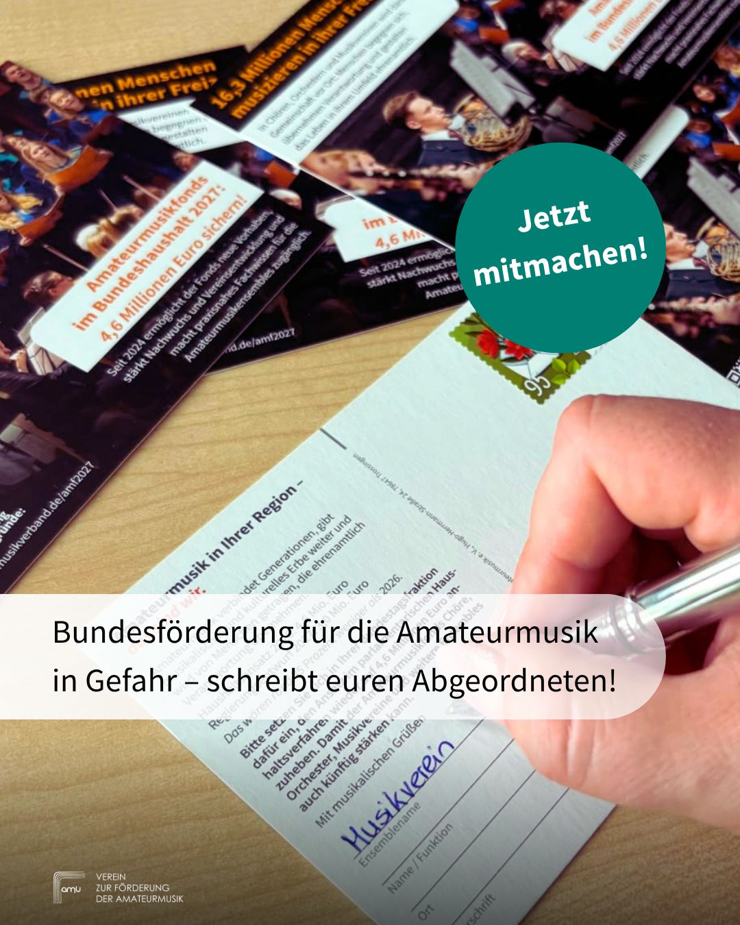 Hand, die auf Postkarte schreibt