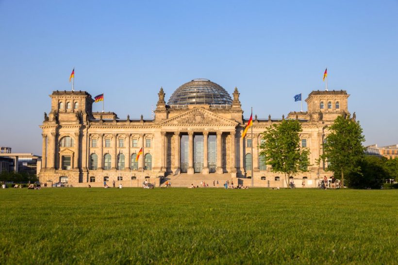 Reichstagsgebäude mit Wiese davor
