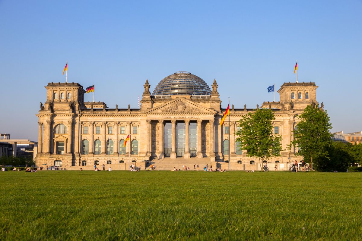 Reichstagsgebäude mit Wiese davor